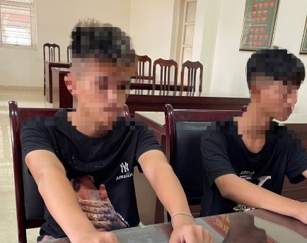 Lái xe máy bằng chân, thiếu niên 15 tuổi ở Hà Nội được Cảnh sát &quot;tặng tờ A4&quot; - Ảnh 2.