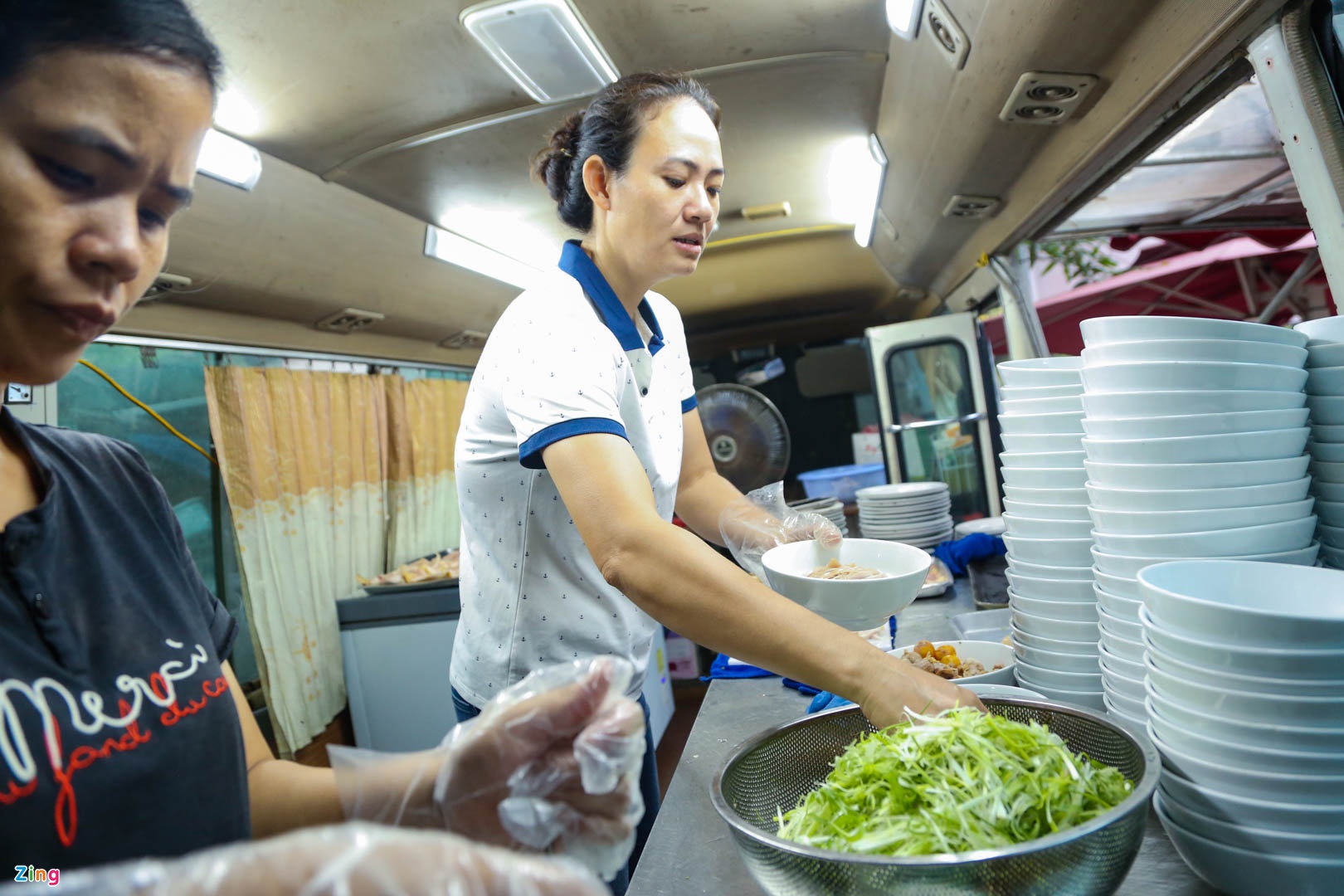 Hàng phở gà trên xe khách ở Hà Nội - Ảnh 5.