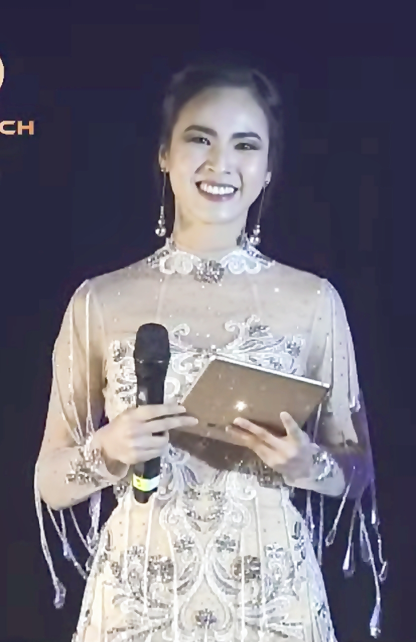 Quỳnh Nga VTV khiến nam MC nổi tiếng Malaysia “đứng hình” khi dẫn chung kết Hoa hậu Du lịch Quốc tế 2022  - Ảnh 1.