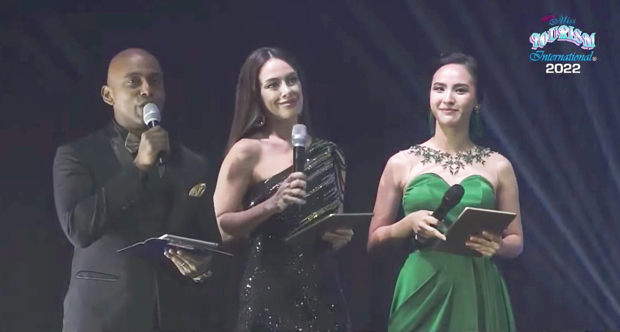 Quỳnh Nga VTV khiến nam MC nổi tiếng Malaysia “đứng hình” khi dẫn chung kết Hoa hậu Du lịch Quốc tế 2022  - Ảnh 3.
