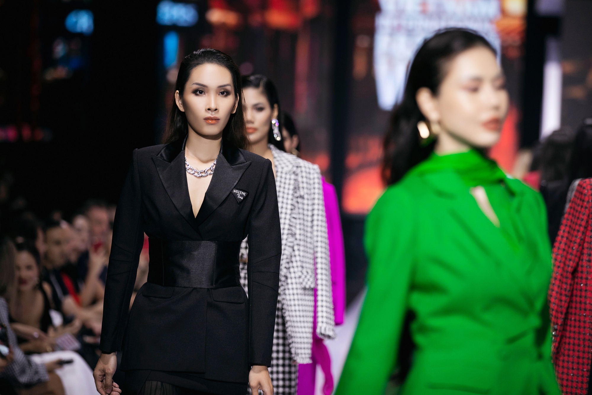 Siêu mẫu Thanh Hằng quyến rũ, sành điệu tại Tuần lễ Thời trang Quốc tế Việt Nam 2022 - Ảnh 6.