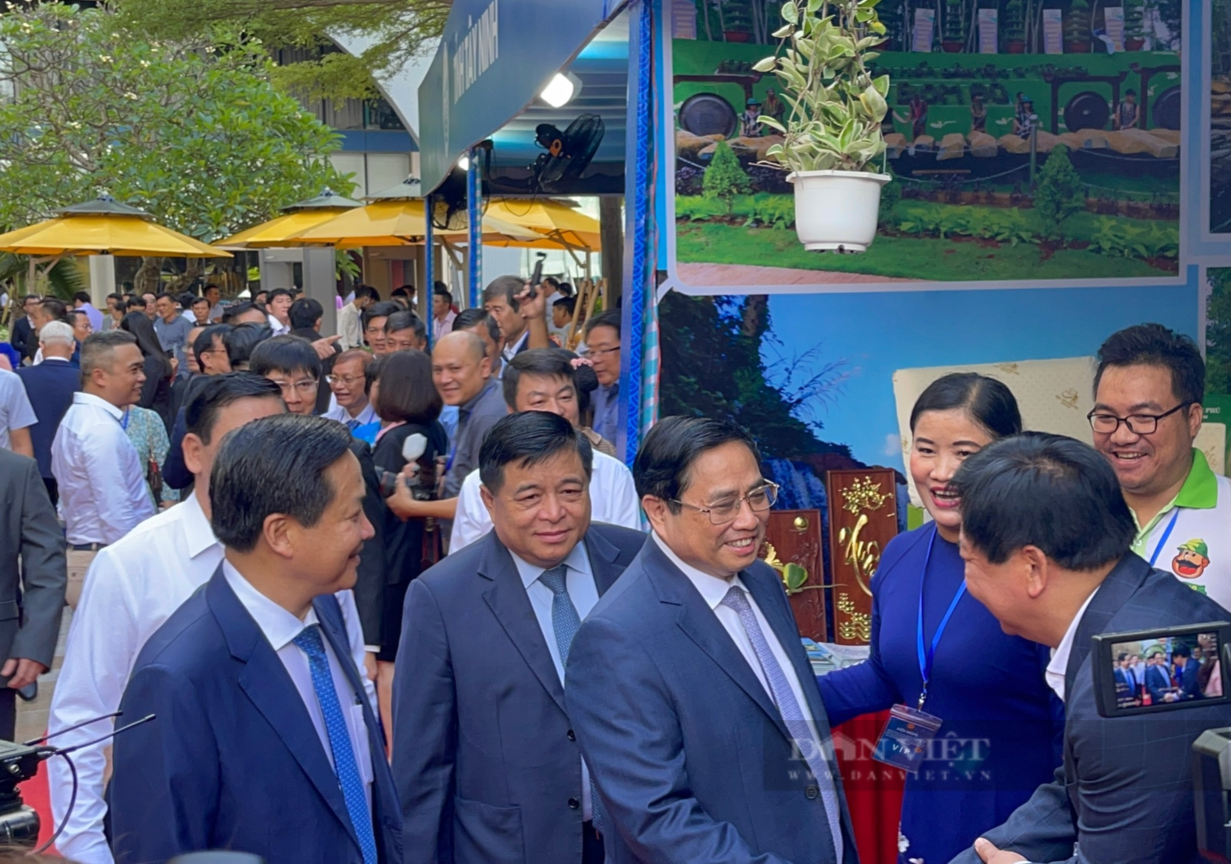 Thủ tướng Phạm Minh Chính đánh thử đàn đá Bình Phước tại hội nghị phát triển vùng Đông Nam bộ - Ảnh 1.
