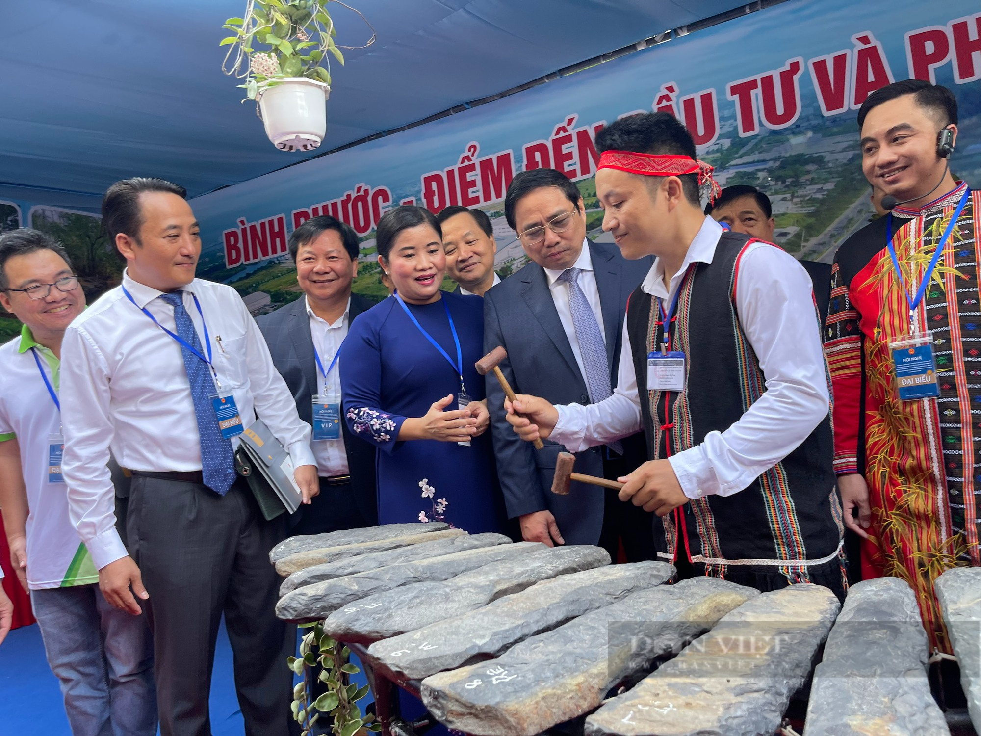 Thủ tướng Phạm Minh Chính đánh thử đàn đá Bình Phước tại hội nghị phát triển vùng Đông Nam bộ - Ảnh 3.