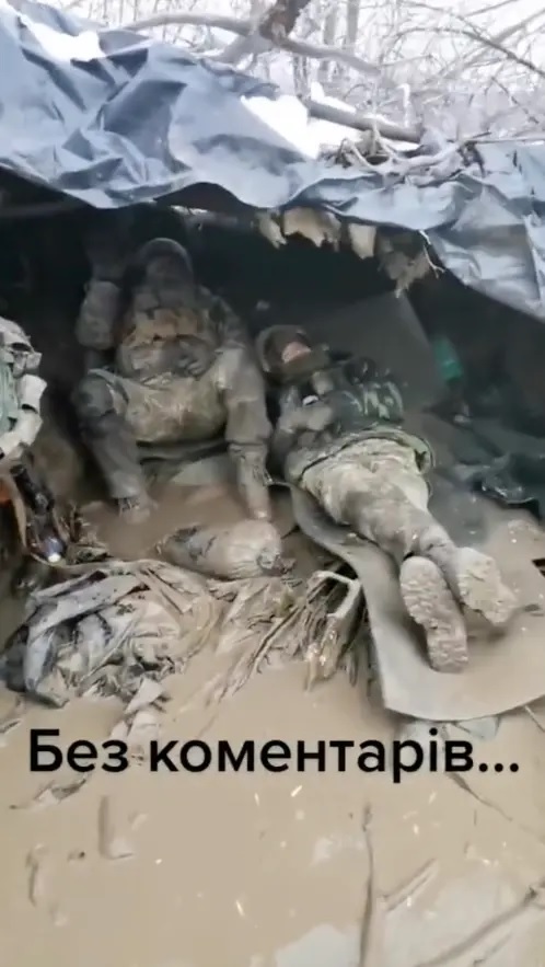 Cảnh tượng sốc: Binh sĩ Ukraine lấm lem bùn đất trong chiến hào lầy lội, lạnh buốt canh chừng quân Nga - Ảnh 3.