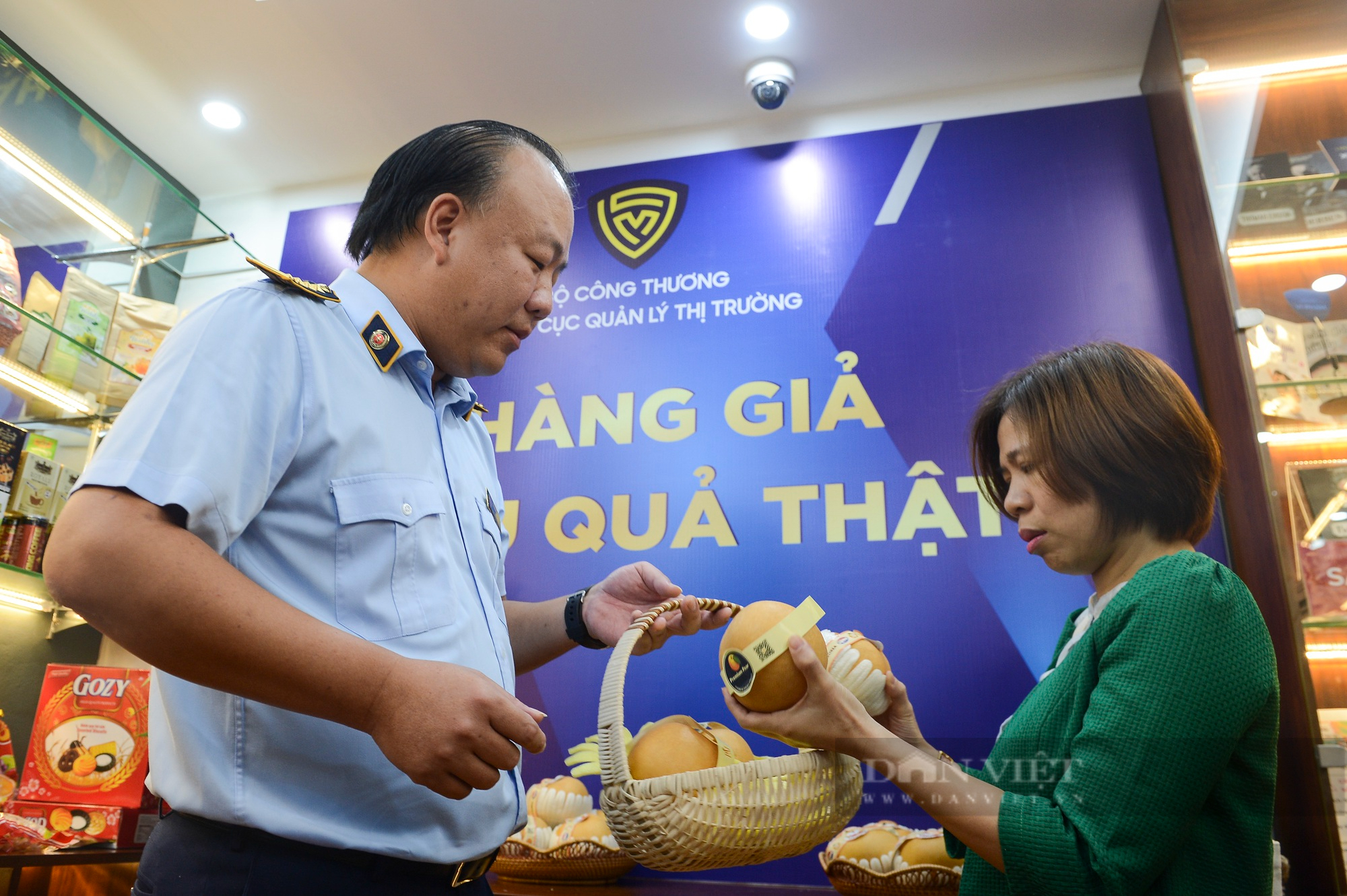 Hà Nội trưng bày hơn 800 sản phẩm để người dân phân biệt hàng thật và hàng giả - Ảnh 11.