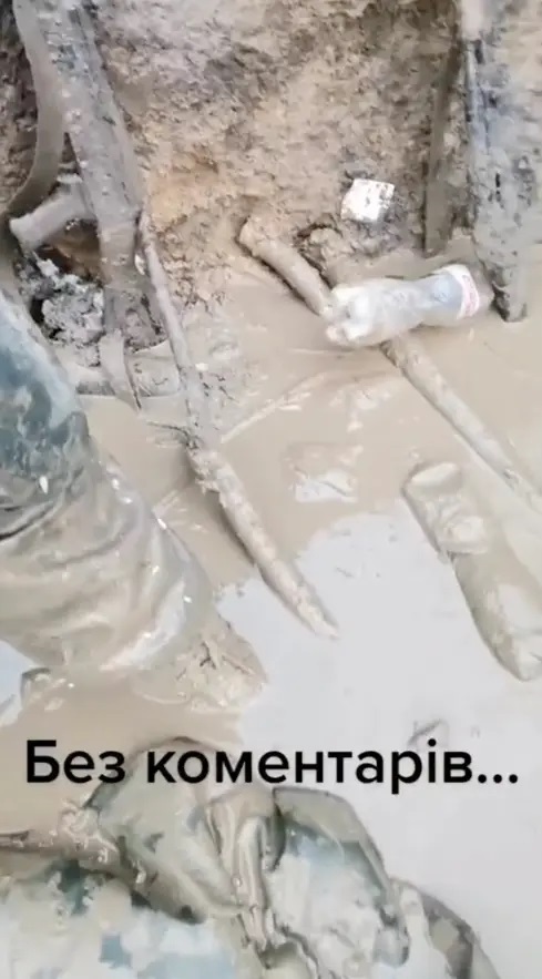 Cảnh tượng sốc: Binh sĩ Ukraine lấm lem bùn đất trong chiến hào lầy lội, lạnh buốt canh chừng quân Nga - Ảnh 4.