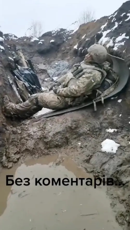 Cảnh tượng sốc: Binh sĩ Ukraine lấm lem bùn đất trong chiến hào lầy lội, lạnh buốt canh chừng quân Nga - Ảnh 2.