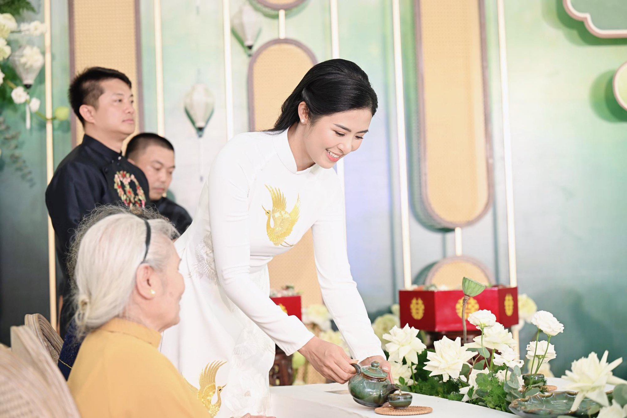 Lễ ăn hỏi ngập tràn sen trắng của hoa hậu Ngọc Hân - Ảnh 2.