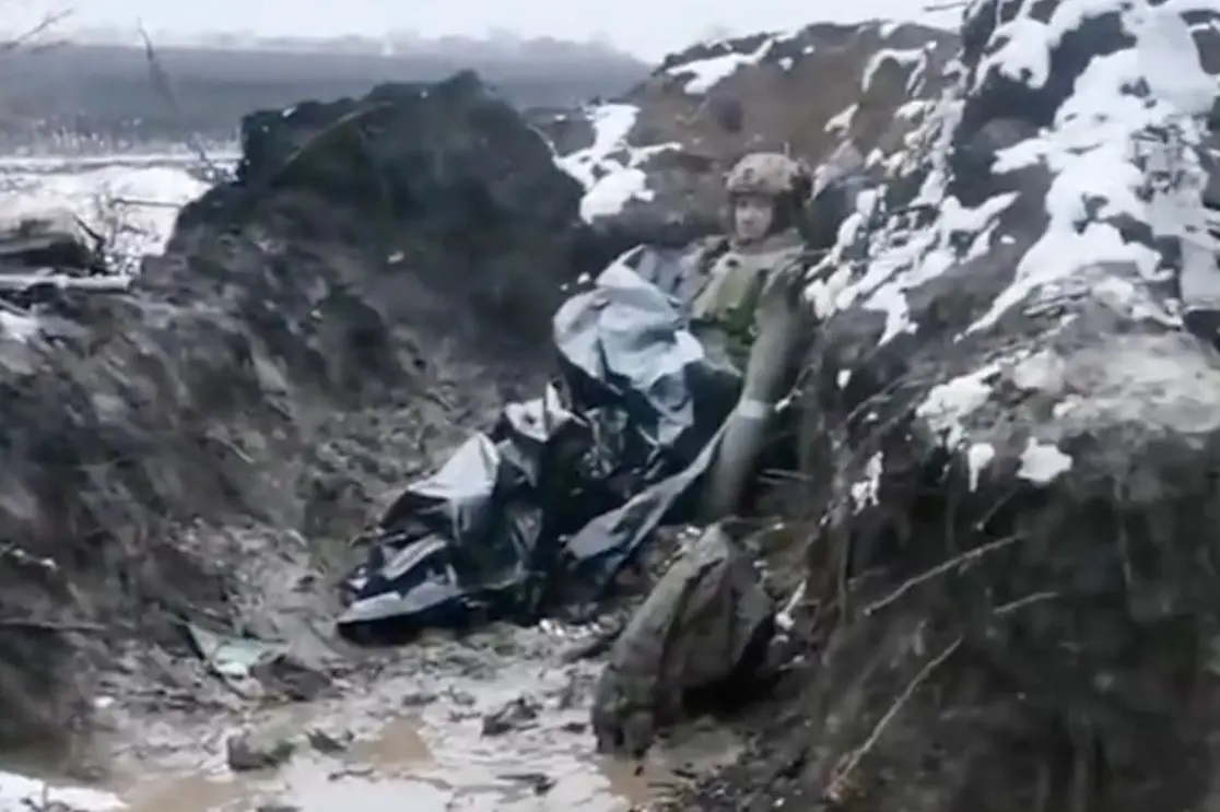Cảnh tượng sốc: Binh sĩ Ukraine lấm lem bùn đất trong chiến hào lầy lội, lạnh buốt canh chừng quân Nga - Ảnh 1.