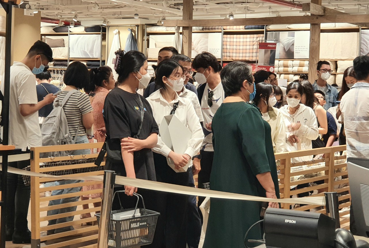 Người Sài Gòn rủ nhau shopping, mua sắm giảm giá cuối năm - Ảnh 7.