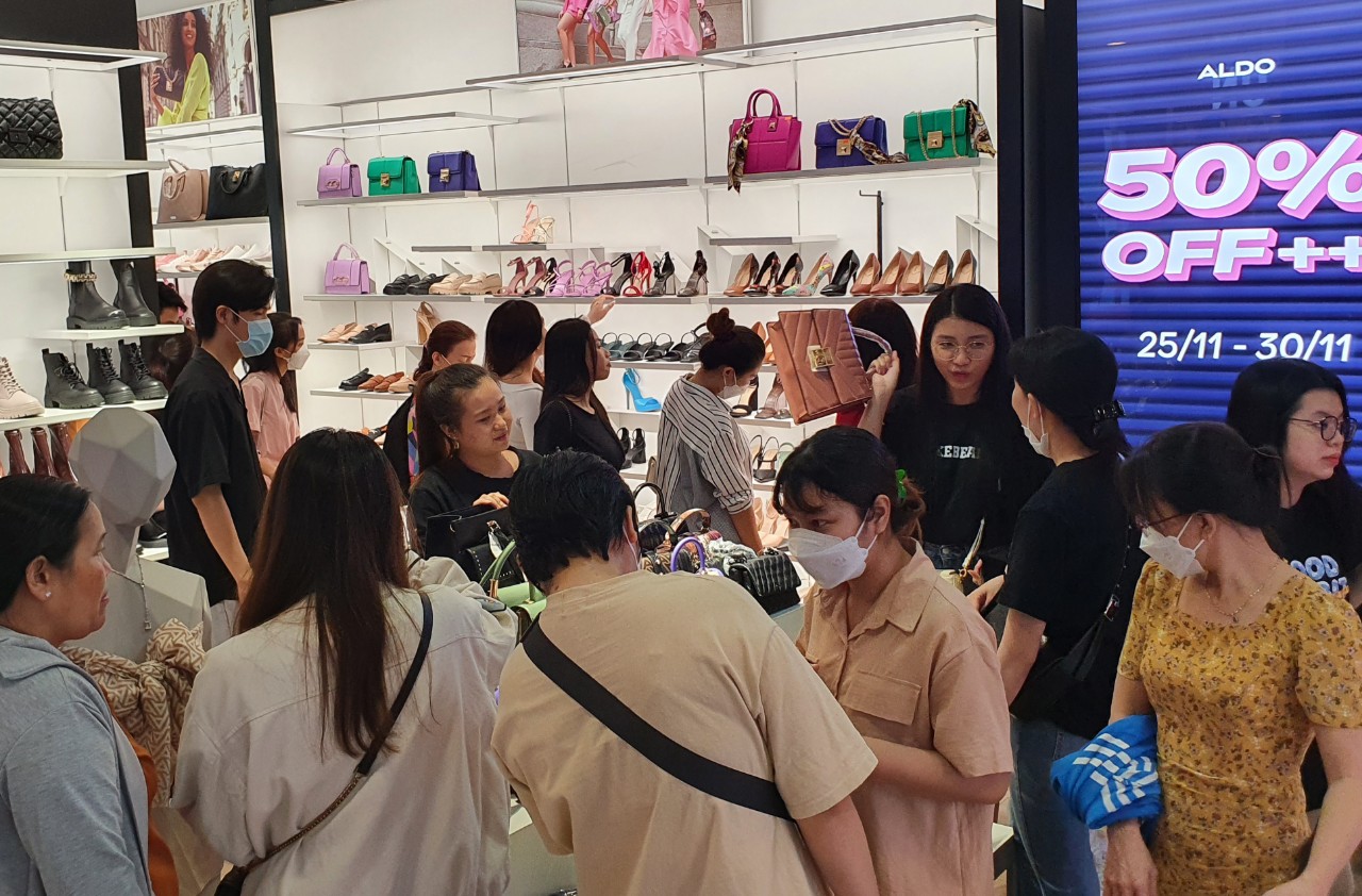 Người Sài Gòn rủ nhau shopping, mua sắm giảm giá cuối năm - Ảnh 2.