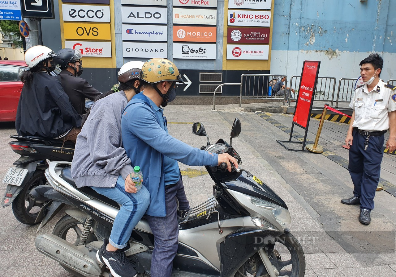 Hậu Black Friday, người Sài Gòn vẫn đổ xô gom hàng giảm giá, bãi xe kín chỗ ngưng nhận khách - Ảnh 1.