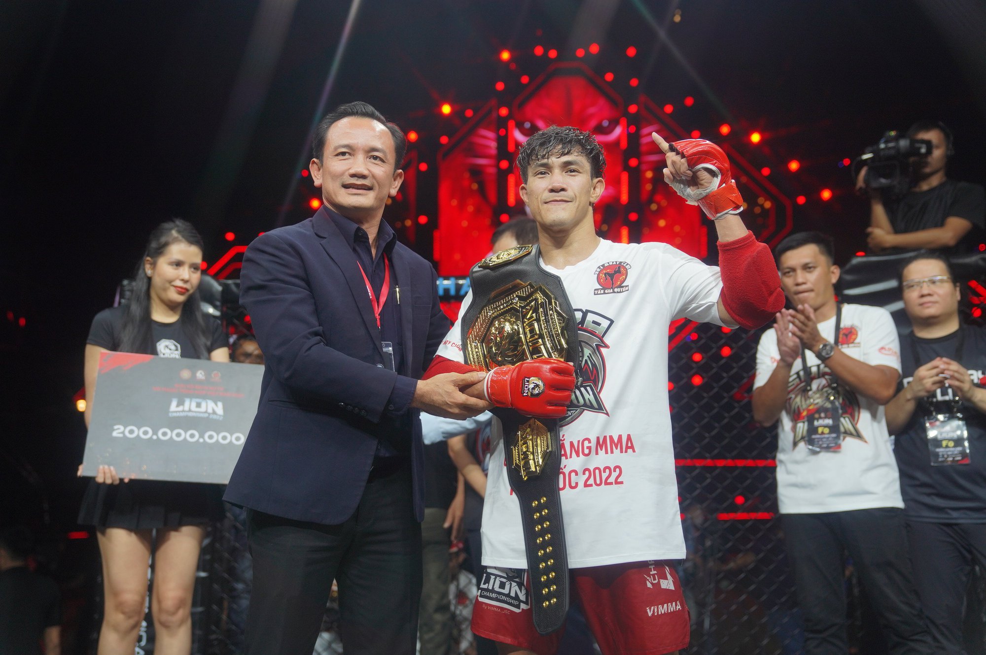 Nguyễn Trần Duy Nhất thắng nghẹt thở ở chung kết MMA Championship - Ảnh 3.