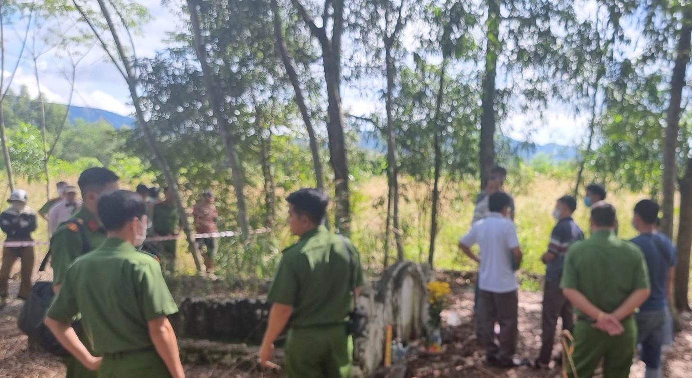 Công an Bình Thuận đang điều tra nguyên nhân vụ Thiếu tá công an chết trong tư thế treo cổ tại vườn tràm - Ảnh 1.