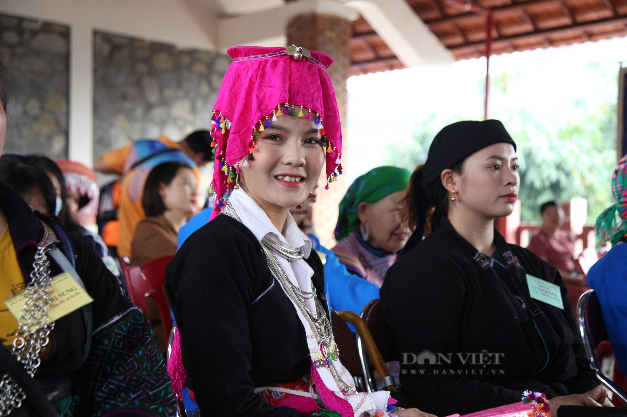 Rực rỡ trang phục thổ cẩm dân tộc thiểu số tỉnh Lào Cai trong Hội thi tay nghề thêu may và trình diễn - Ảnh 10.