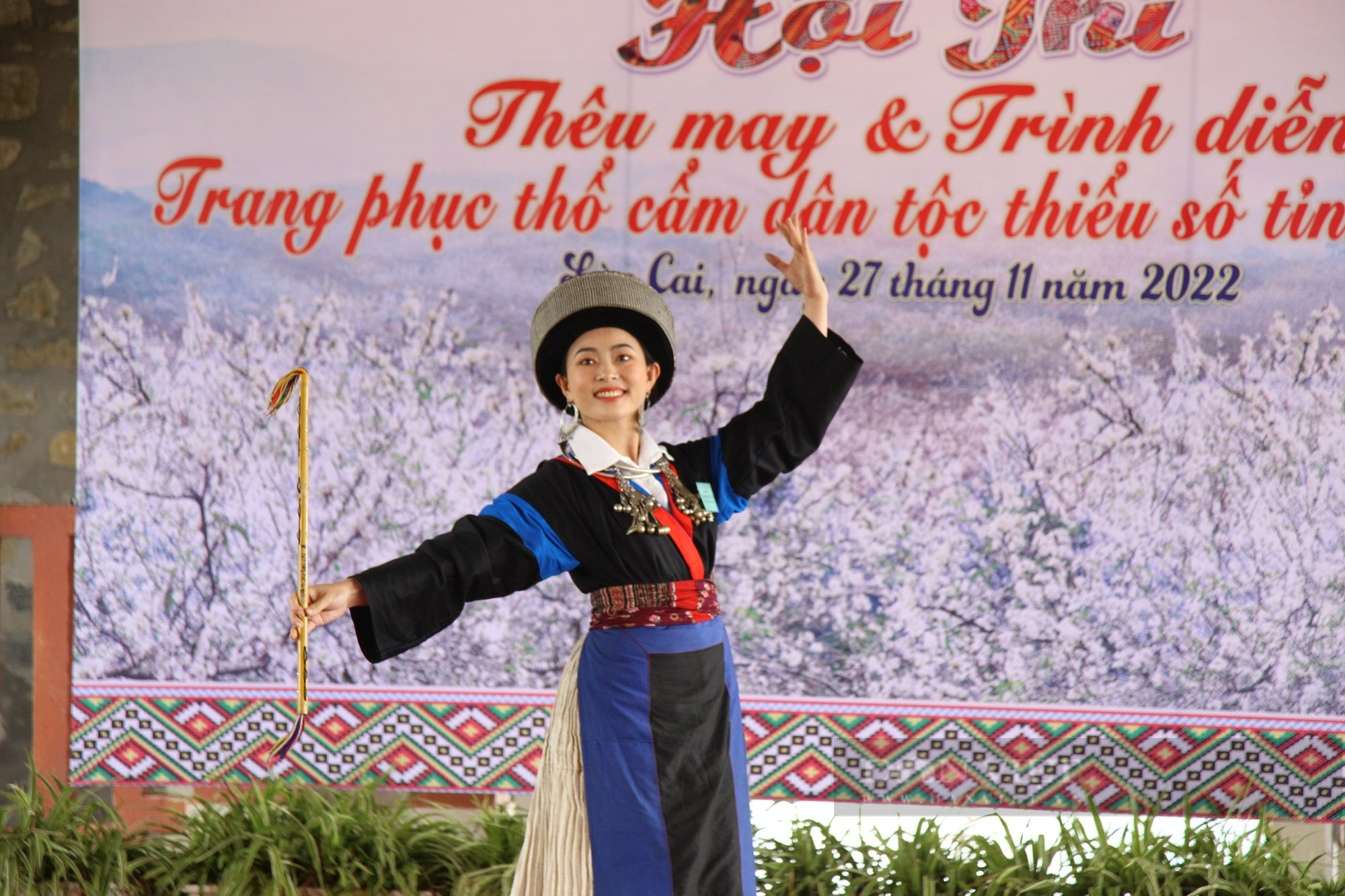 Rực rỡ trang phục thổ cẩm dân tộc thiểu số tỉnh Lào Cai trong Hội thi tay nghề thêu may và trình diễn - Ảnh 12.