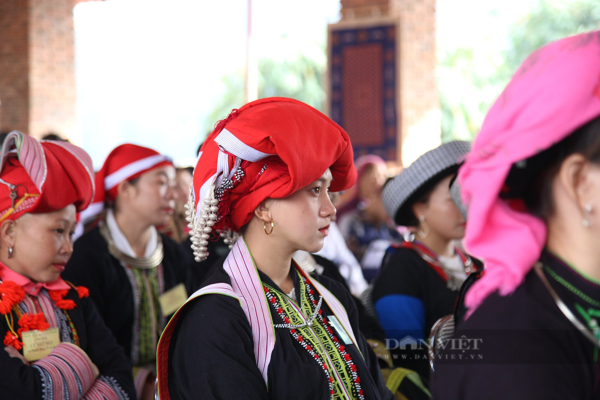 Rực rỡ trang phục thổ cẩm dân tộc thiểu số tỉnh Lào Cai trong Hội thi tay nghề thêu may và trình diễn - Ảnh 11.