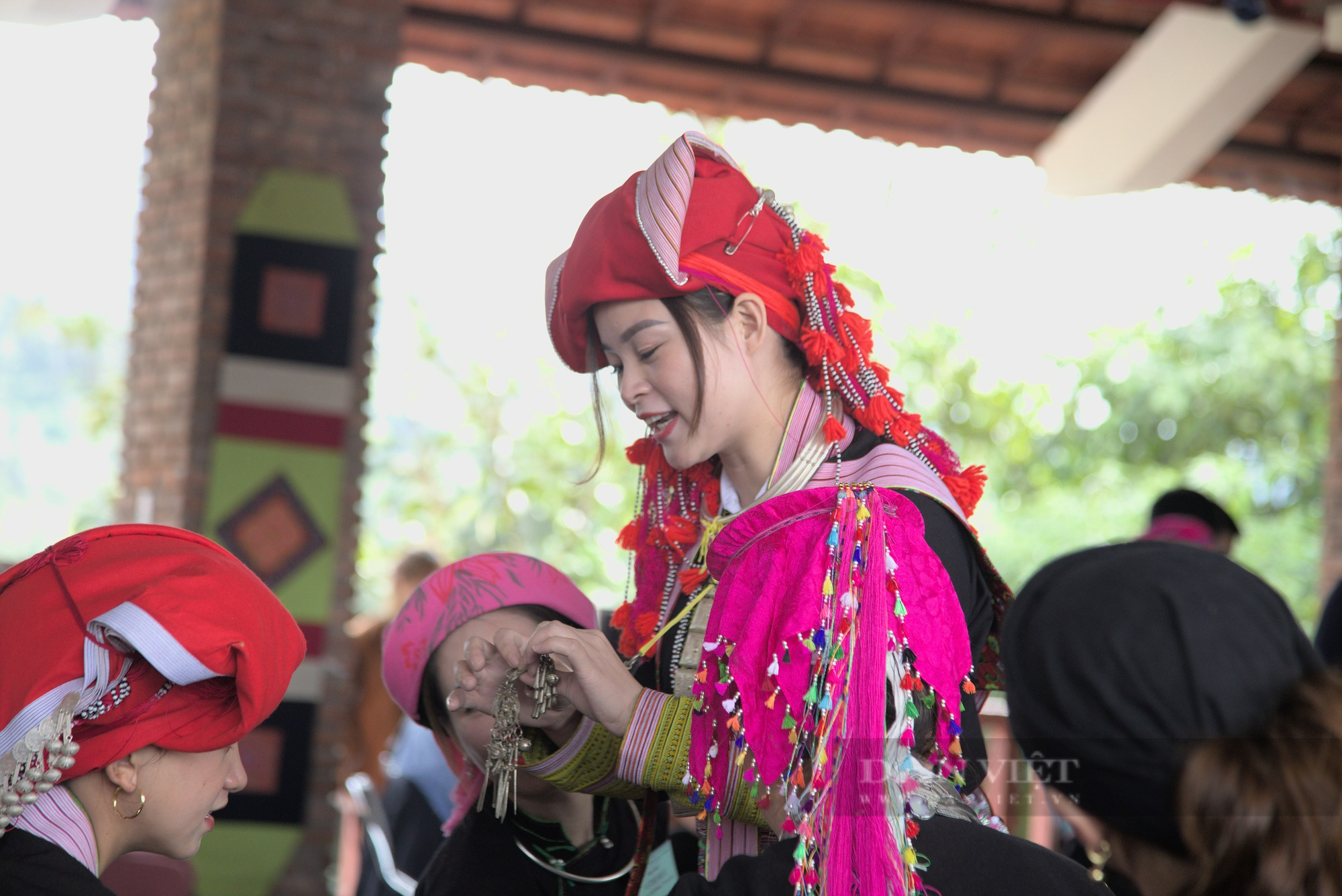 Rực rỡ trang phục thổ cẩm dân tộc thiểu số tỉnh Lào Cai trong Hội thi tay nghề thêu may và trình diễn - Ảnh 3.