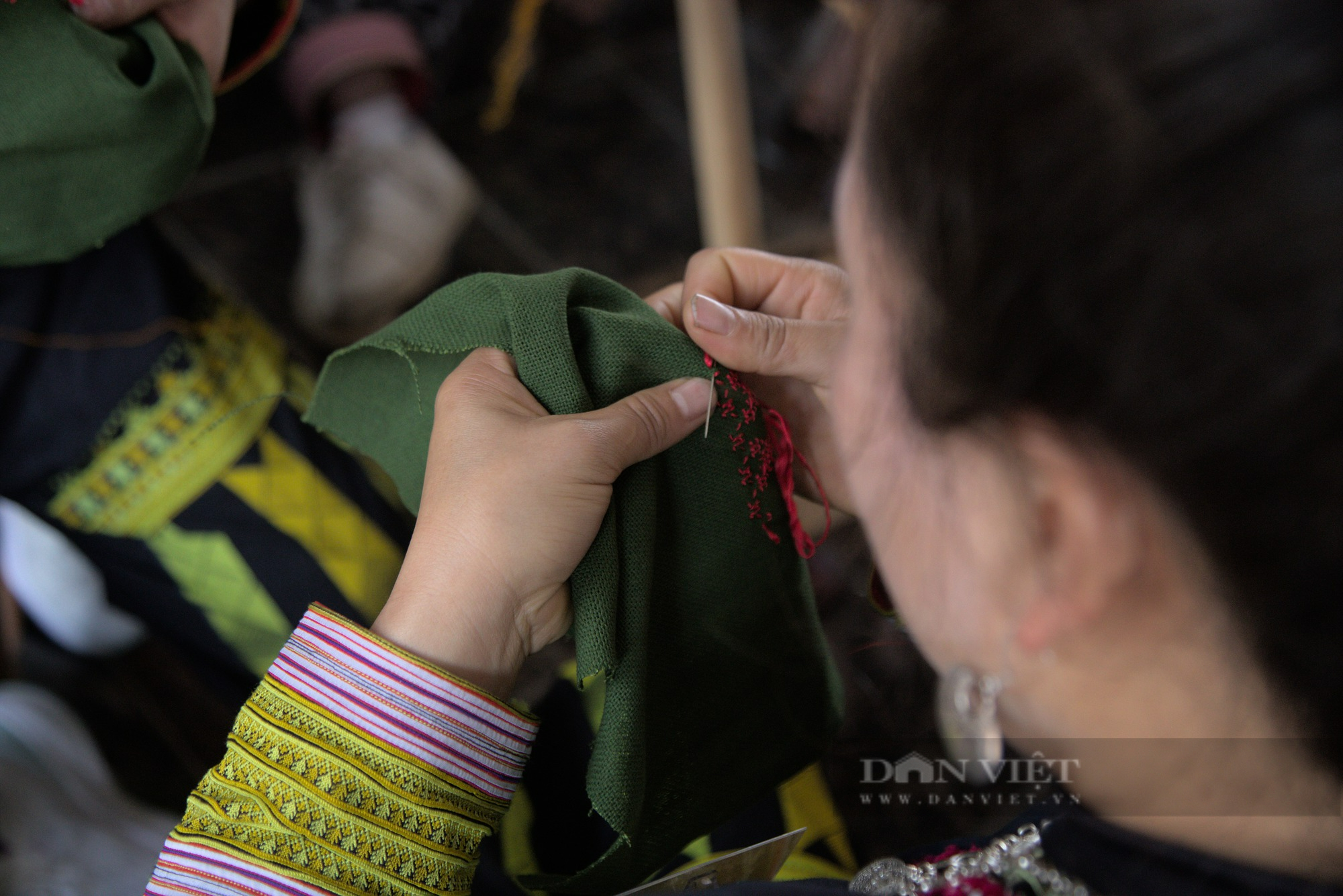 Rực rỡ trang phục thổ cẩm dân tộc thiểu số tỉnh Lào Cai trong Hội thi tay nghề thêu may và trình diễn - Ảnh 9.