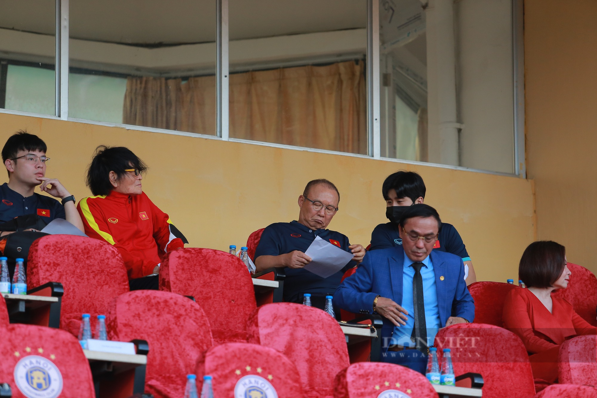 Chủ tịch Đỗ Vinh Quang cùng vợ chụp ảnh ăn mừng chức vô địch cúp Quốc Gia - Ảnh 2.