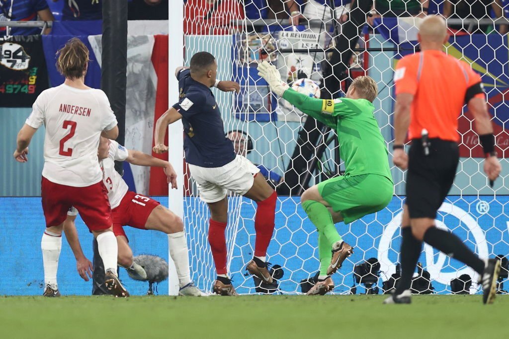 Chùm ảnh: Mbappe lập cú đúp giúp Pháp hạ Đan Mạch 2-1, giành vé vào vòng 1/8 - Ảnh 14.