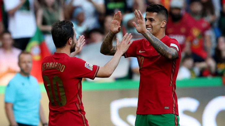 Ronaldo mời cả đội Bồ Đào Nha ăn tối, 2 ngôi sao Man City từ chối - Ảnh 2.