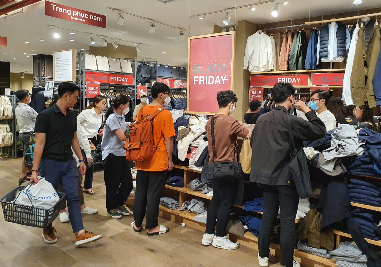 Người Sài Gòn rủ nhau shopping, mua sắm giảm giá cuối năm - Ảnh 8.