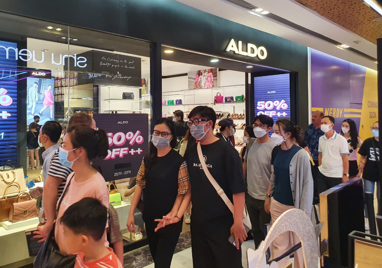 Người Sài Gòn rủ nhau shopping, mua sắm giảm giá cuối năm - Ảnh 1.
