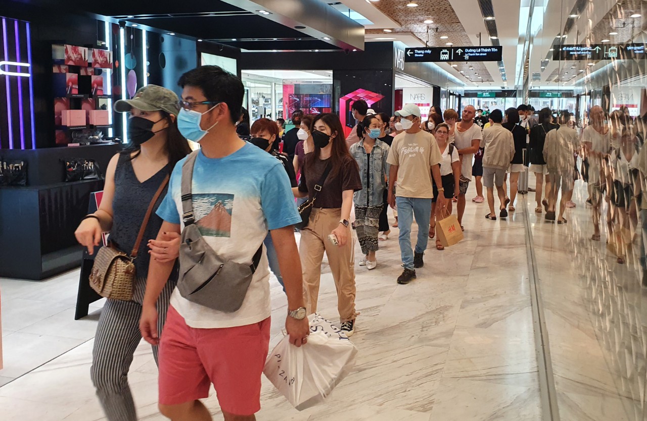Người Sài Gòn rủ nhau shopping, mua sắm giảm giá cuối năm - Ảnh 9.