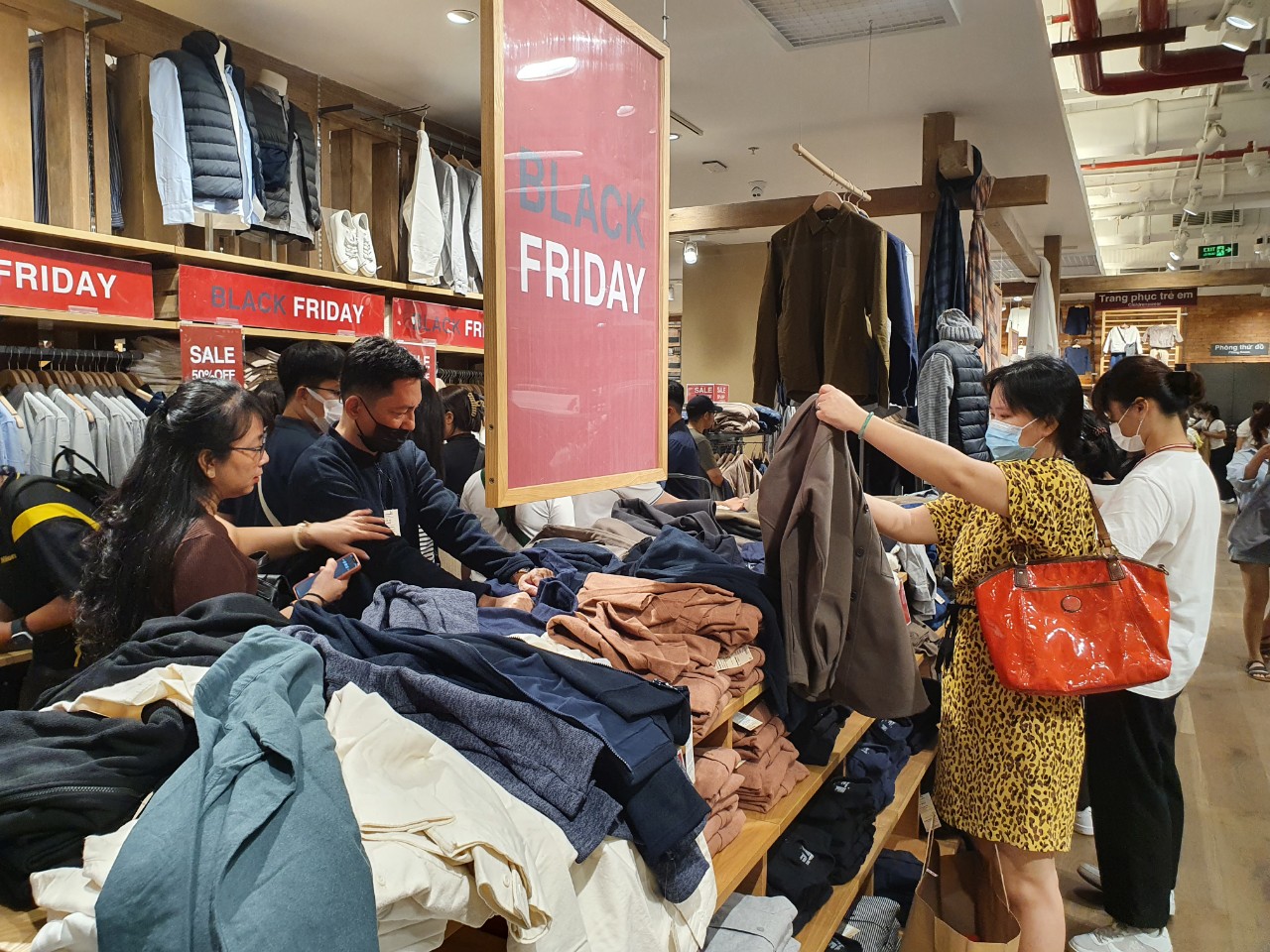 Người Sài Gòn rủ nhau shopping, mua sắm giảm giá cuối năm - Ảnh 5.