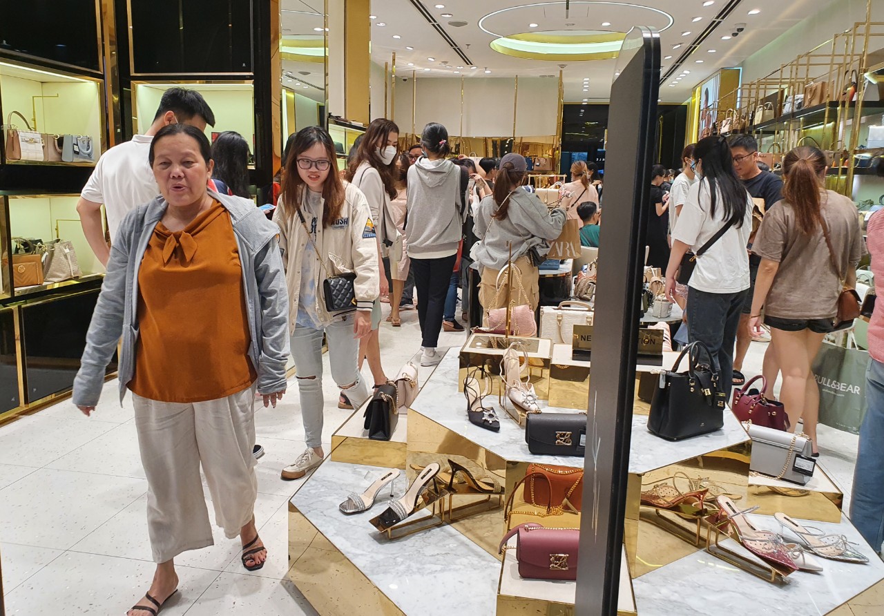 Người Sài Gòn rủ nhau shopping, mua sắm giảm giá cuối năm - Ảnh 4.