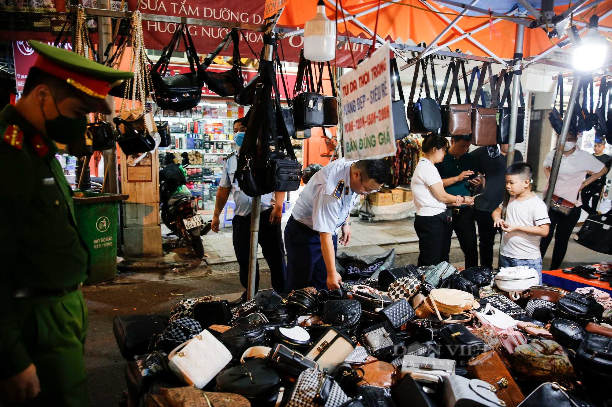 Thu giữ hàng trăm sản phẩm thời trang hàng hiệu giá &quot;bèo&quot; tại chợ đêm phố cổ Hà Nội  - Ảnh 1.