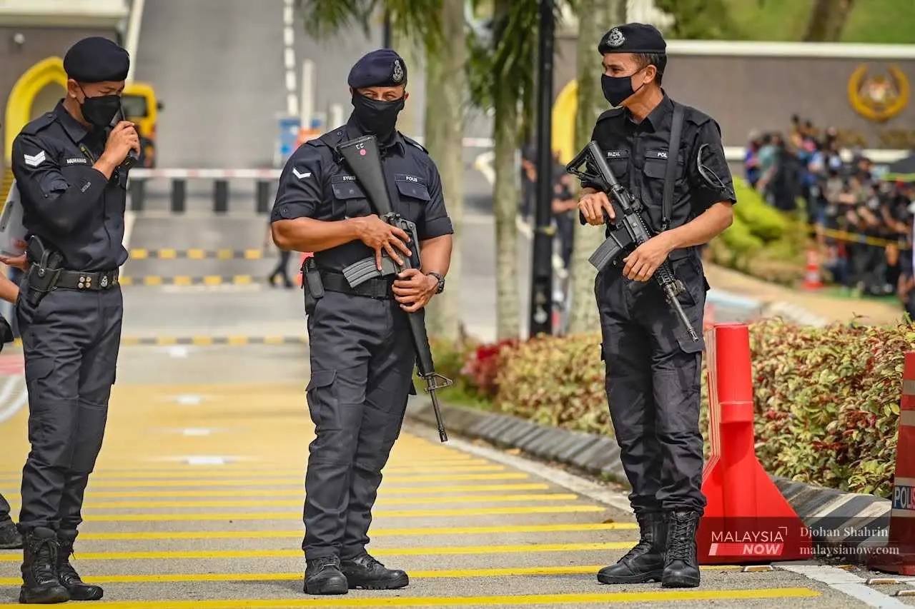 Nhân viên cảnh sát đứng gác bên ngoài Istana Negara ở Kuala Lumpur vào ngày 23 tháng 11, sau cuộc bầu cử bất phân thắng bại dẫn đến một quốc hội treo. Ảnh: @AFP.