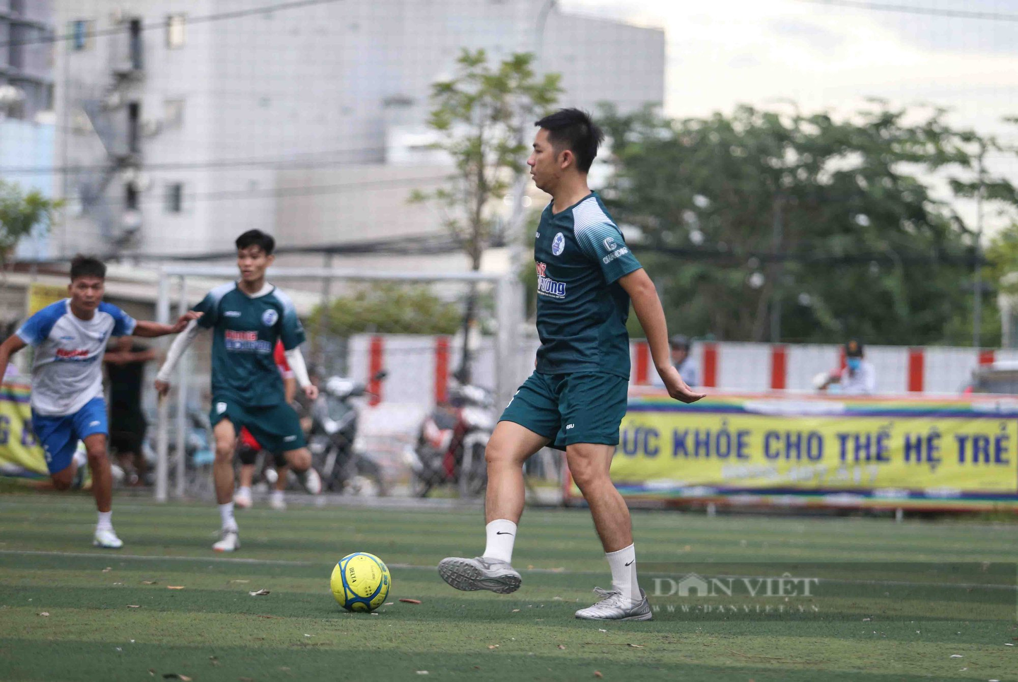 Sân bóng phong trào Sài Gòn rộn rã mùa World Cup  - Ảnh 1.