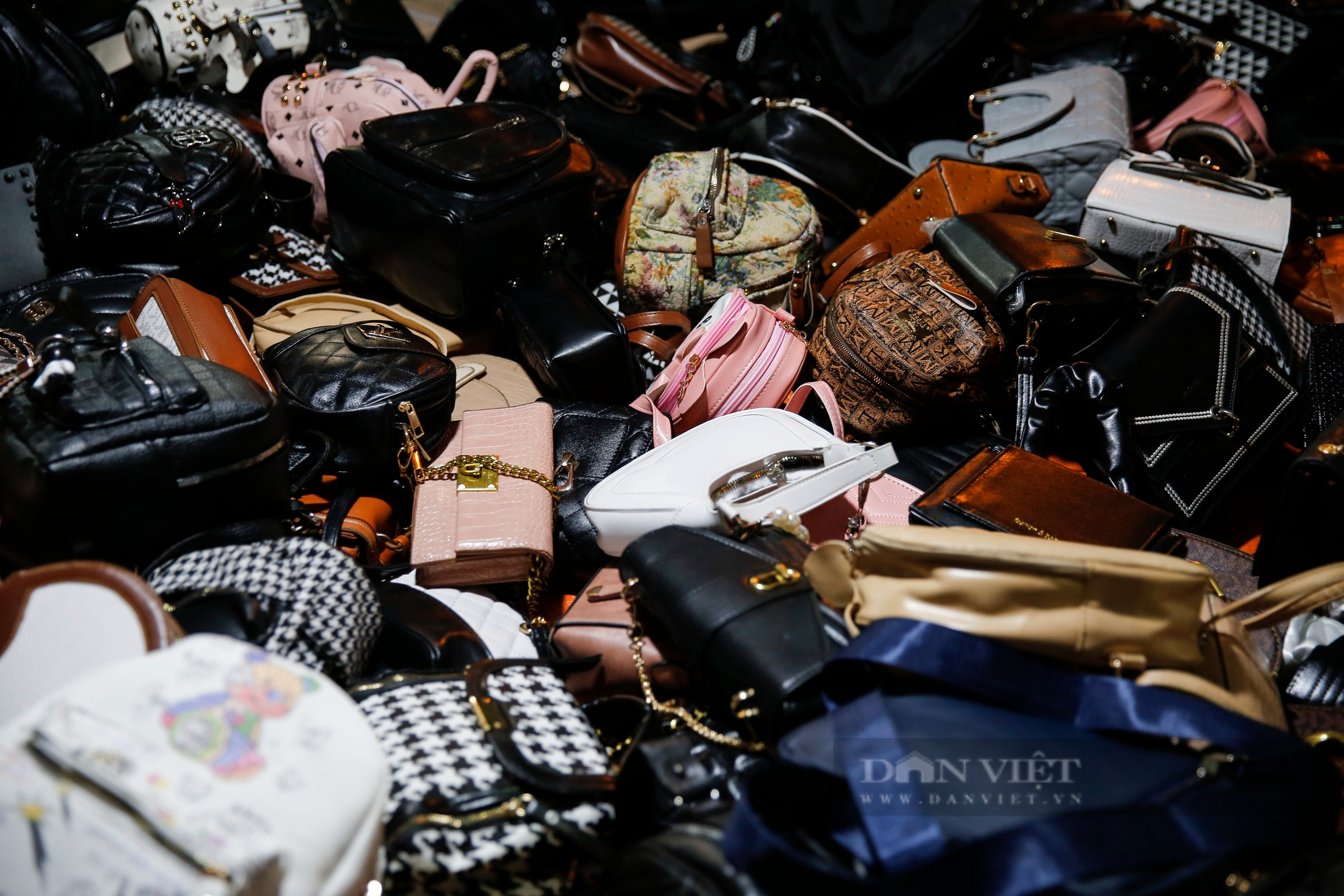 Thu giữ hàng trăm sản phẩm thời trang hàng hiệu giá &quot;bèo&quot; tại chợ đêm phố cổ Hà Nội  - Ảnh 2.