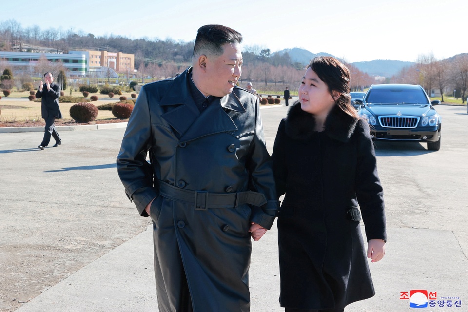 Đằng sau sự xuất hiện mới nhất của con gái ông Kim Jong Un - Ảnh 1.