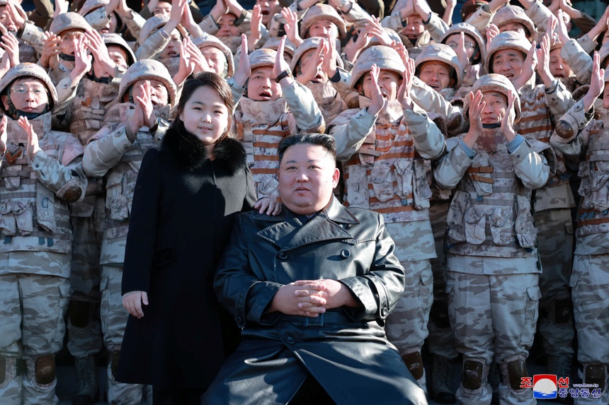 Đằng sau sự xuất hiện mới nhất của con gái ông Kim Jong Un - Ảnh 2.