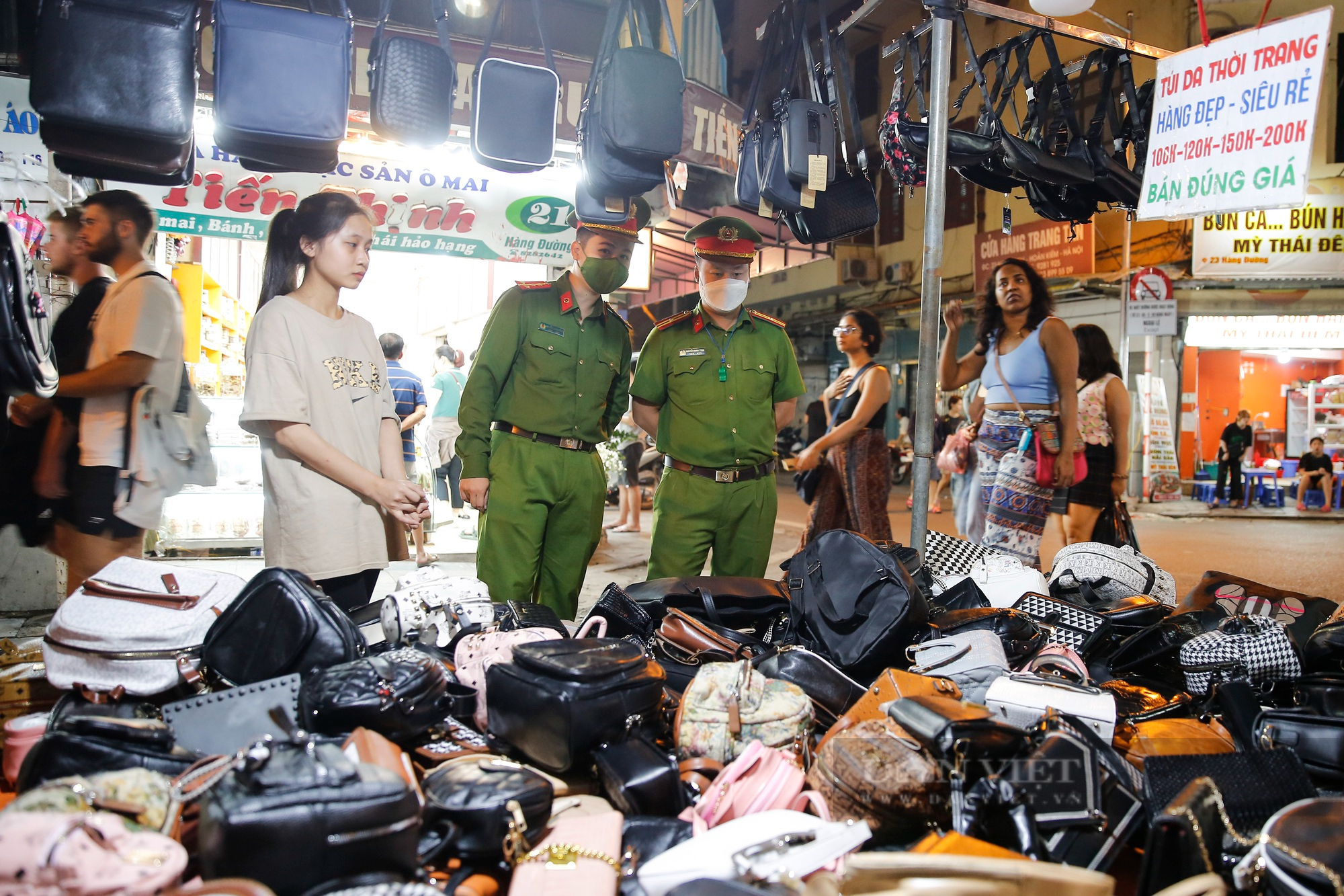 Thu giữ hàng trăm sản phẩm thời trang hàng hiệu giá &quot;bèo&quot; tại chợ đêm phố cổ Hà Nội  - Ảnh 5.
