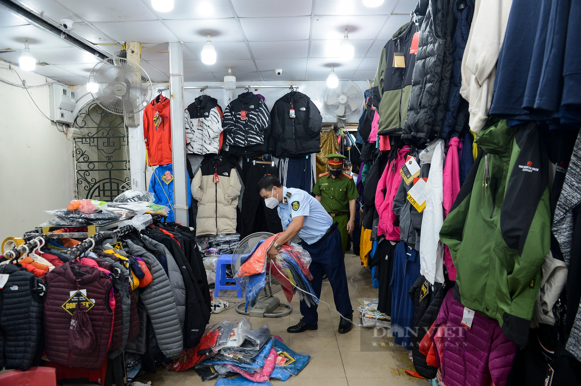 Thu giữ hàng trăm sản phẩm thời trang hàng hiệu giá &quot;bèo&quot; tại chợ đêm phố cổ Hà Nội  - Ảnh 8.