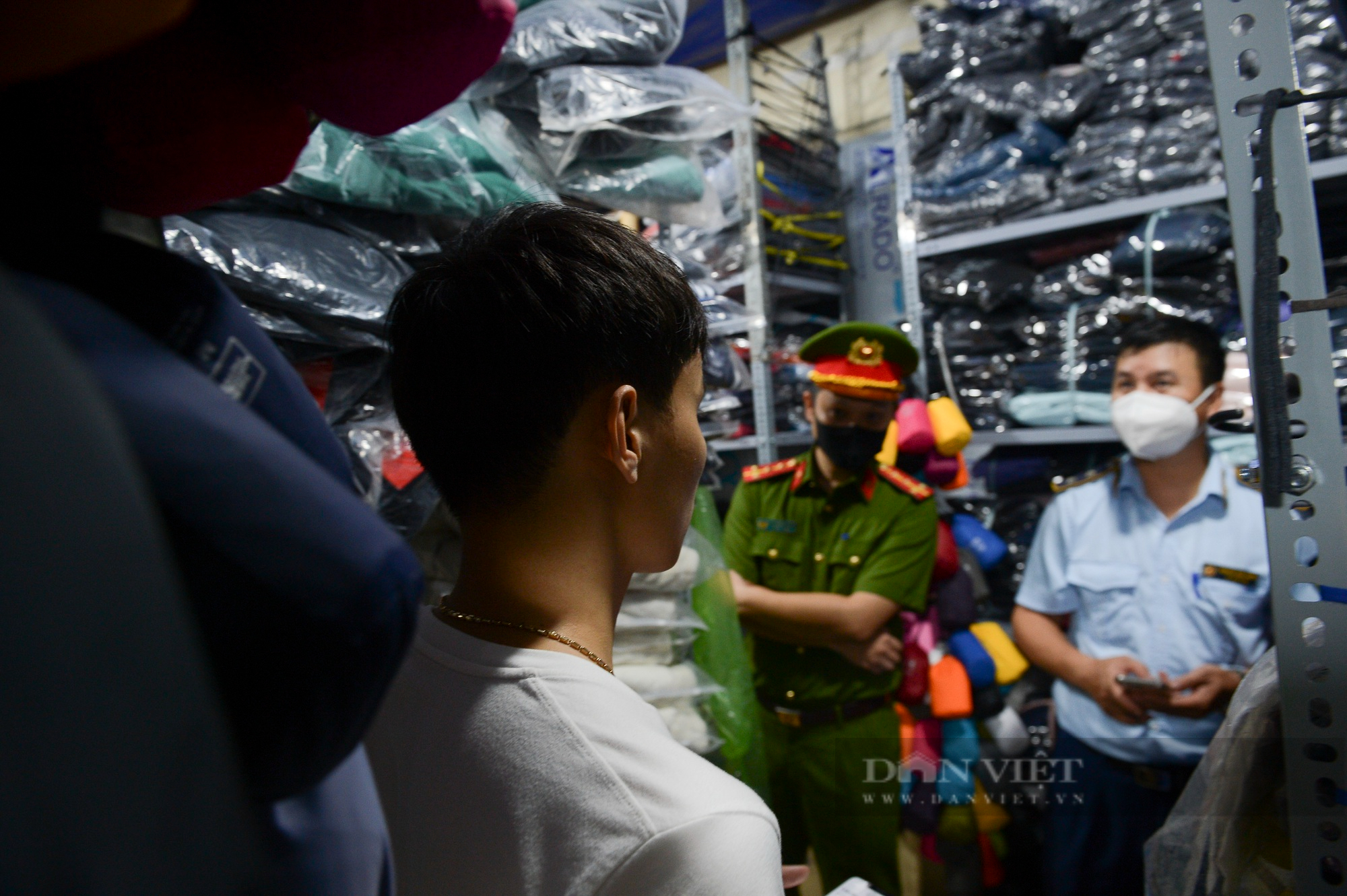 Thu giữ hàng trăm sản phẩm thời trang hàng hiệu giá &quot;bèo&quot; tại chợ đêm phố cổ Hà Nội  - Ảnh 9.