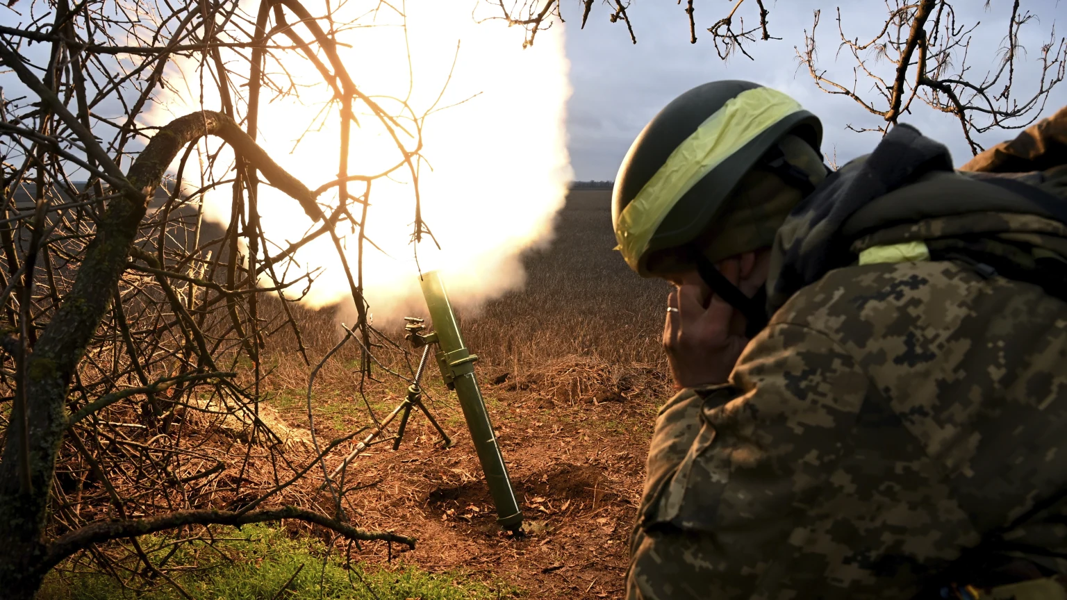 Binh sĩ Ukraine vật lộn bám trụ vị trí ở mặt trận miền Đông với những trận chiến tàn khốc mỗi ngày - Ảnh 1.