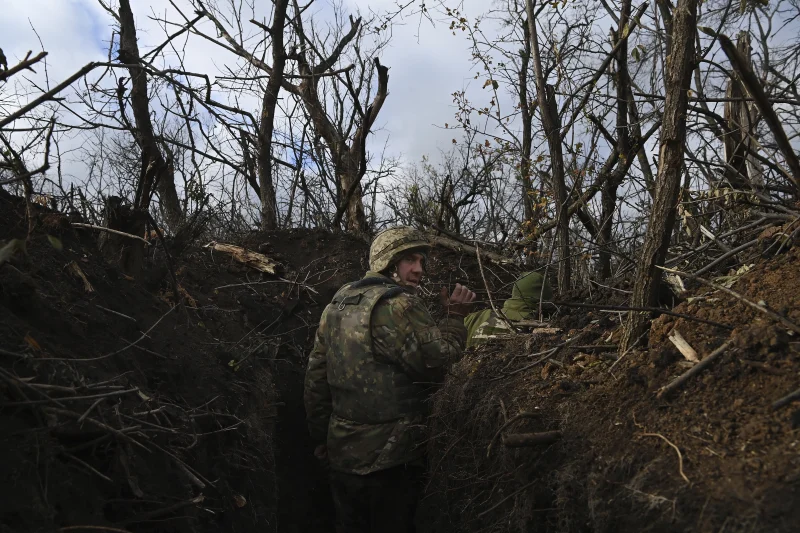Binh sĩ Ukraine vật lộn bám trụ vị trí ở mặt trận miền Đông với những trận chiến tàn khốc mỗi ngày - Ảnh 2.