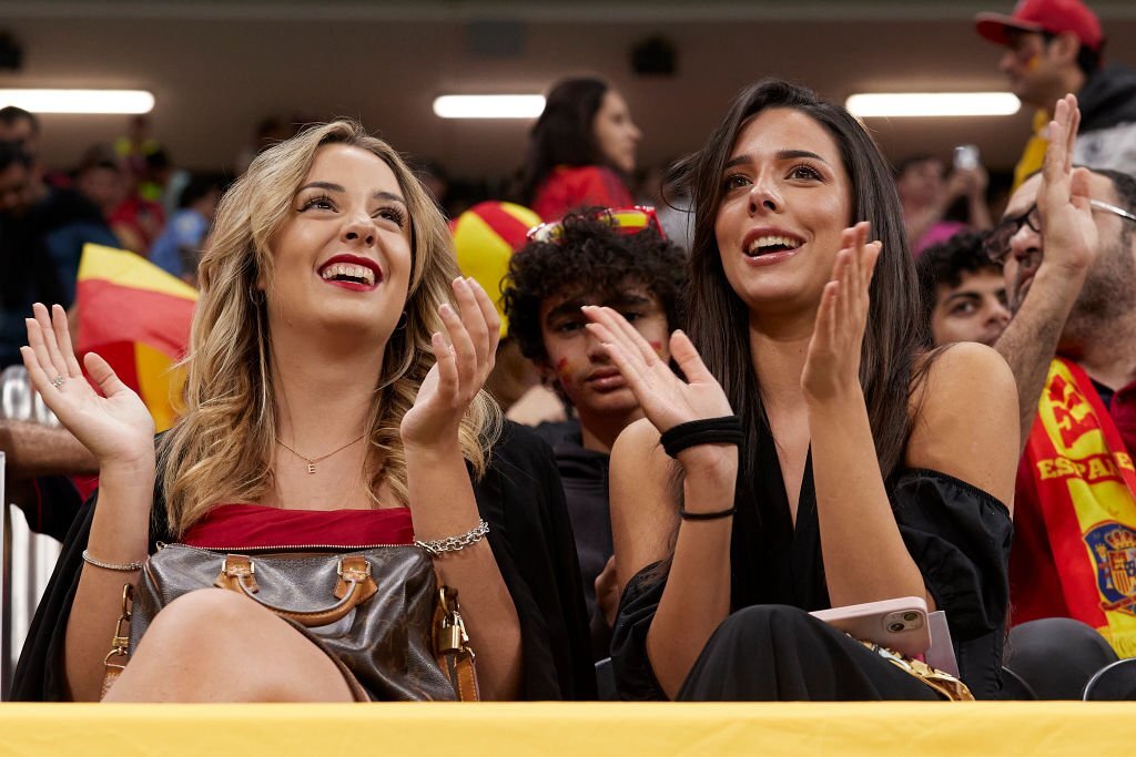 Chùm ảnh CĐV nữ Tây Ban Nha đua nhau khoe sắc trên khán đài World Cup - Ảnh 10.