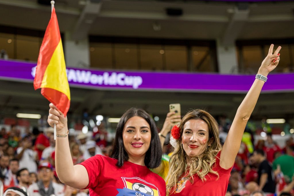 Chùm ảnh CĐV nữ Tây Ban Nha đua nhau khoe sắc trên khán đài World Cup - Ảnh 11.