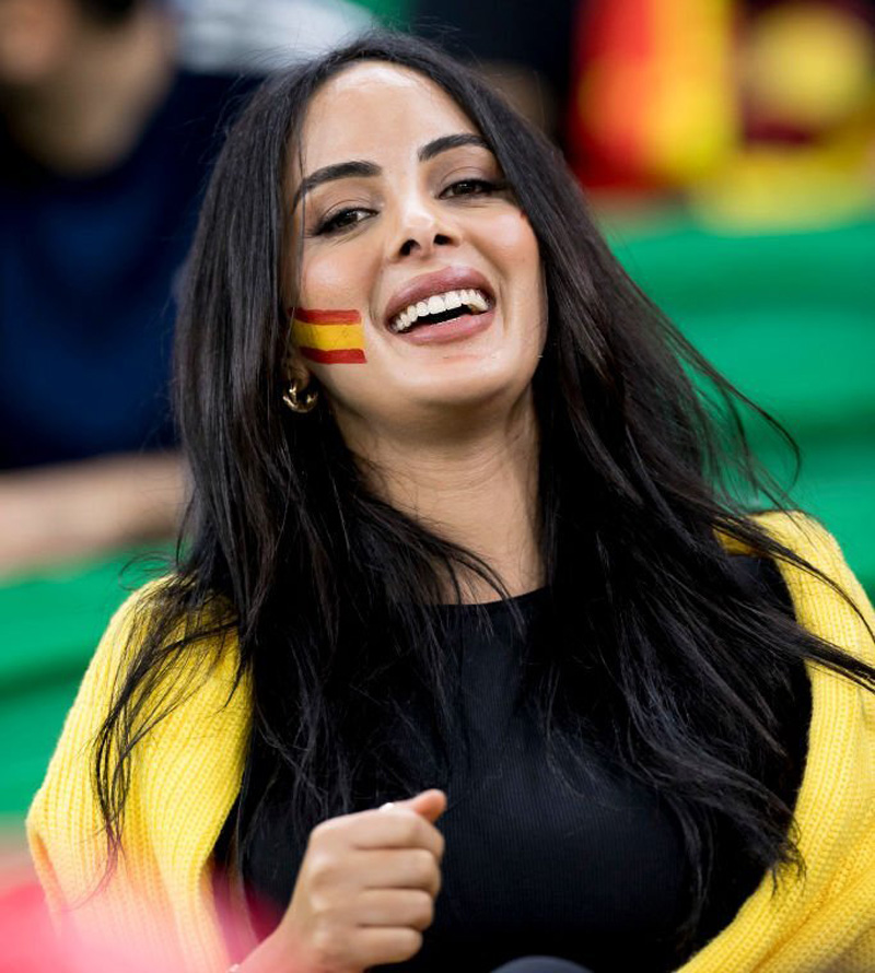 Chùm ảnh CĐV nữ Tây Ban Nha đua nhau khoe sắc trên khán đài World Cup - Ảnh 3.