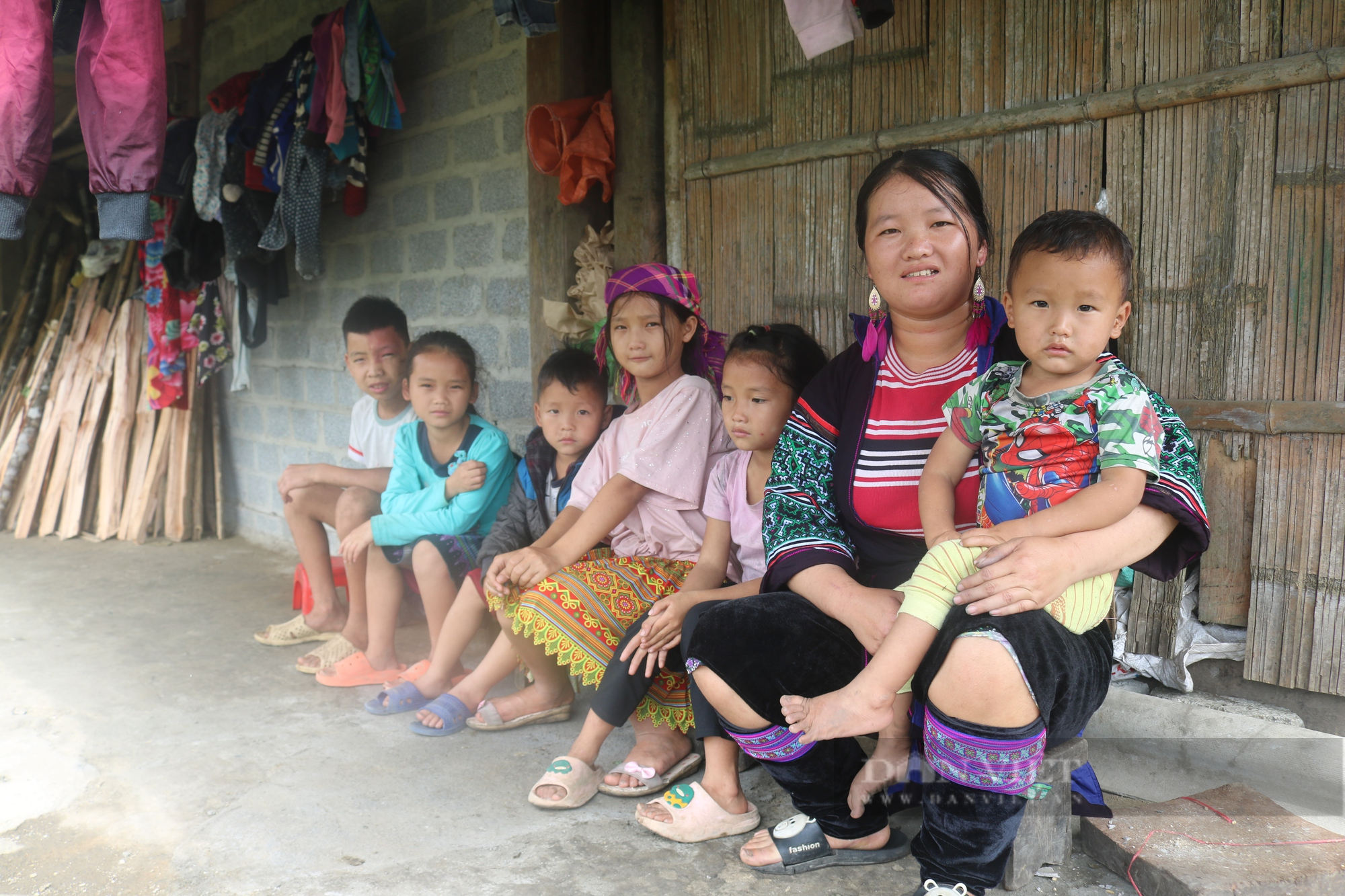 Người phụ nữ Mông ở Sa Pa một mình nuôi 6 đứa con - Ảnh 4.