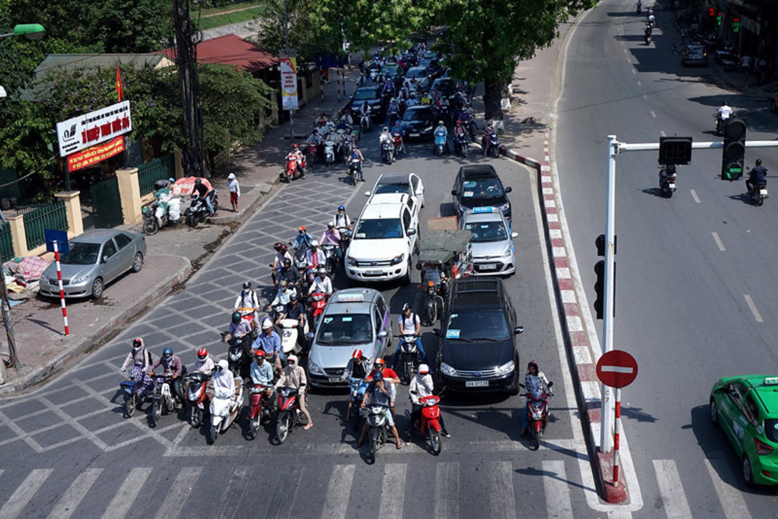 Kinh nghiệm lái xe qua ngã tư an toàn - Ảnh 2.