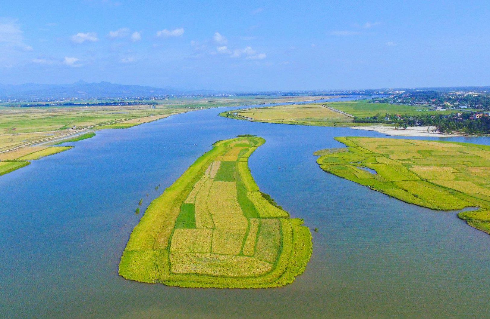 Vì sao dòng sông Kiến Giang nổi tiếng ở Quảng Bình còn có tên khác là sông Nghịch Hà? - Ảnh 1.