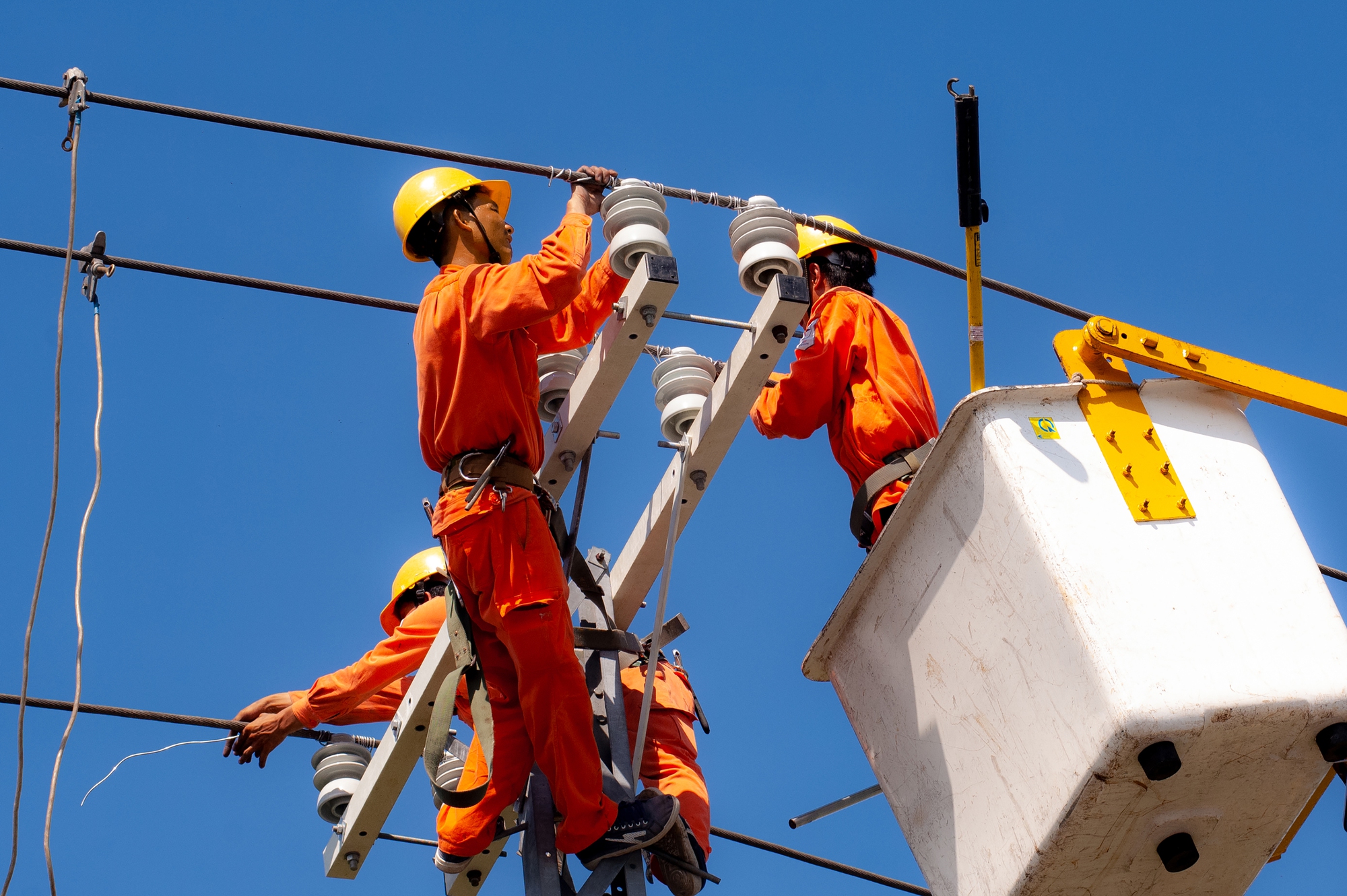 Ngành điện quyết liệt nhiều giải pháp tiết giảm chi phí trước những khó khăn hiện nay - Ảnh 1.