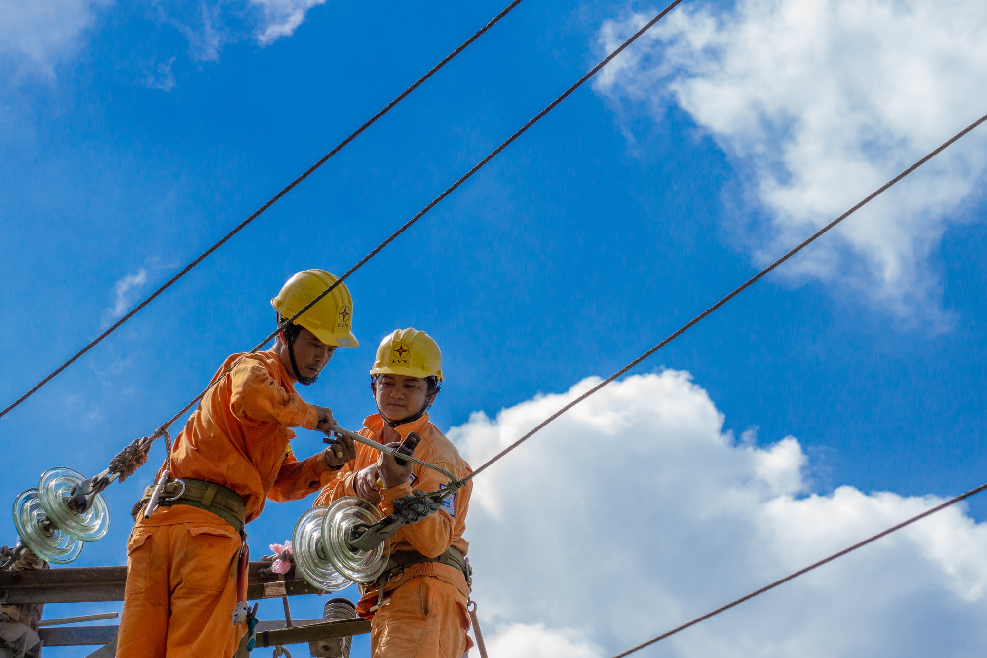 Ngành điện quyết liệt nhiều giải pháp tiết giảm chi phí trước những khó khăn hiện nay - Ảnh 2.